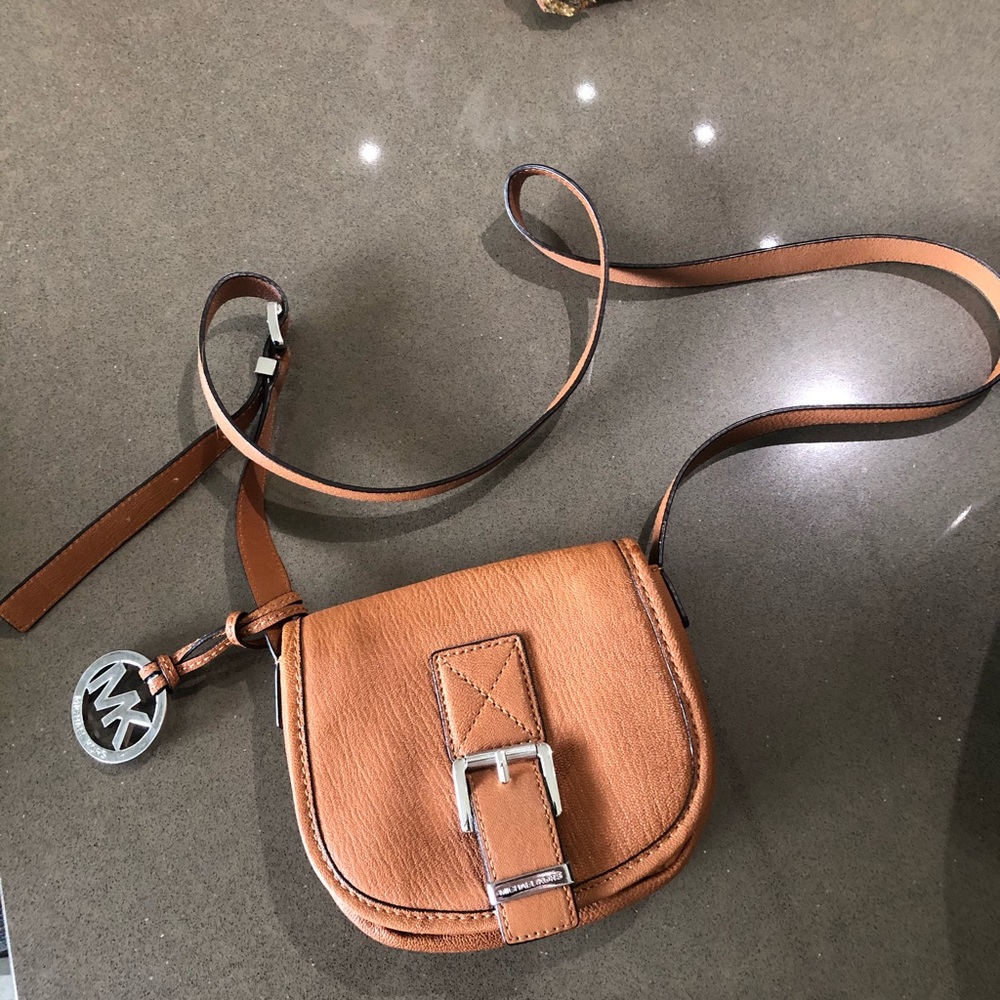 Micheal Kors cross body purse